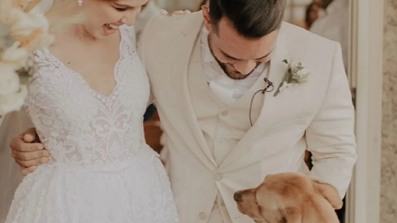 Matrimonio con sorpresa, cagnolino si intrufola in chiesa e accompagna la sposa all’altare, i due sposi decidono di adottarlo