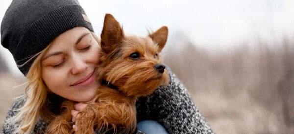 Recenti ricerche dimostrano che i cani sono in grado di riconoscere e ricordare i comportamenti delle persone verso i loro proprietari, sviluppando una "memoria sociale" che influenza le loro interazioni future.