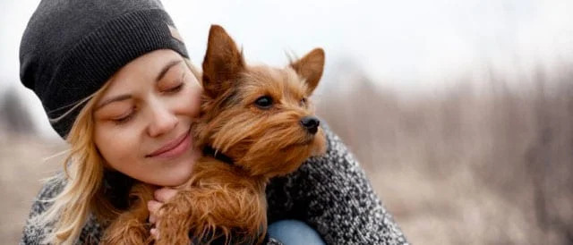 Recenti ricerche dimostrano che i cani sono in grado di riconoscere e ricordare i comportamenti delle persone verso i loro proprietari, sviluppando una "memoria sociale" che influenza le loro interazioni future.